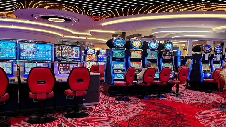 The Fascinating World of Casinos: A Closer Look into the Glitz and Glamour